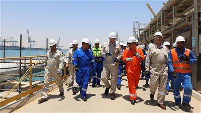 وزير البترول يتفقد استعدادات وتجهيزات ميناء سونكر لاستقبال سفينة 