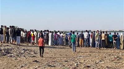 أهالي بني مزار تصطف على ضفاف نهر النيل انتظارًا لإنتشال جثث ابنائهم|صور 