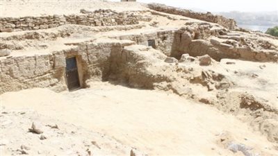 الكشف عن ثلاثة مقابر جديدة بجبانة قبة الهوا بأسوان من الدولة القديمة