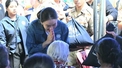 رئيسة الوزراء التايلاندية تتفقد المناطق المنكوبة بالفيضانات في شمال تايلاند