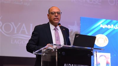 وزير العمل يستكمل جولته بمحافظة البحر الأحمر لليوم الثاني 