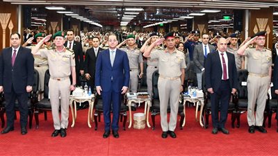 الأكاديمية العسكرية المصرية تنظم مراسم الاحتفال بتخرج دورات تدريبية جديدة 