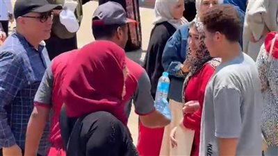 في مشهد إنساني ببنها.. محل كشري يوزع المياه على طلاب الثانوية العامة 