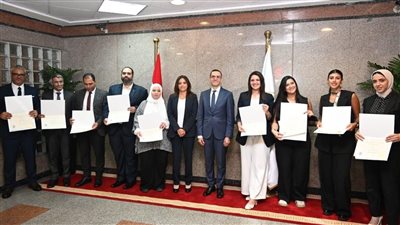 وزير الاستثمار يُسلّم شهادات التخرج لأول دفعة من الحاصلين على الدبلومة الدولية 