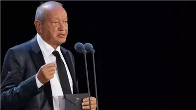  ساويرس يدافع عن كامل الوزير:  إلقاء اللوم على وزير النقل أمر غريب 