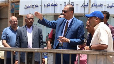 محافظ سوهاج يتفقد رصف طريق 