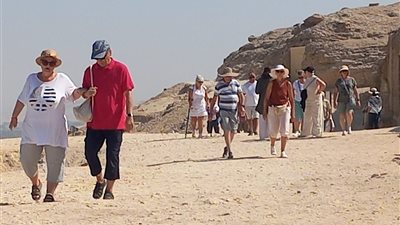 من جنسيات متعددة.. توافد سياحي غير مسبوق على مناطق المنيا الأثرية
