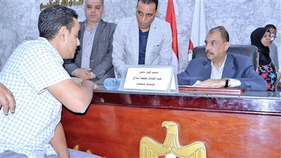 محافظ سوهاج يستمع لشكاوى وطلبات المواطنين خلال اللقاء الجماهيري الأسبوعي