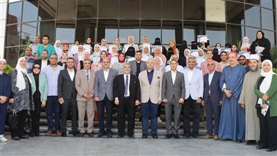 تسليم شهادات اجتياز البرامج التدريبيةإعداد القادة  التحول الرقمي