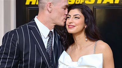 جون سينا يخطف الأنظار مع زوجته في ظهور نادر لهما معًا