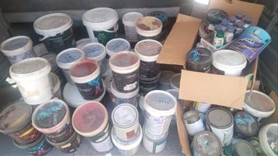 ضبط 120 عبوة بويات ودهانات منتهية الصلاحية بالفيوم 