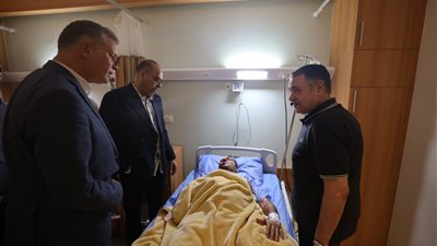 محافظ البحر الأحمر يستقبل وزيرا البترول والعمل خلال زيارة الناجين بمستشفى الجونة (فيديو)