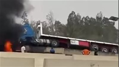 اشتعال تريلا اصطدمت بحاجز خرساني على طريق مصر إسكندرية الصحراوي