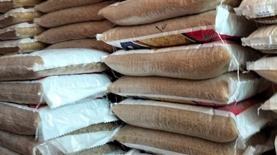 ضبط 2 طن مكرونة و3000 لتر مياه غازية مجهولة المصدر بالعاشر من رمضان