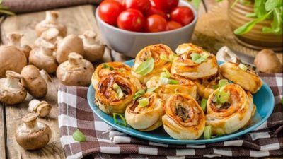 لفائف البيتزا بالفرن.. وجبة خفيفة شهية وسهلة لعشاء لذيذ