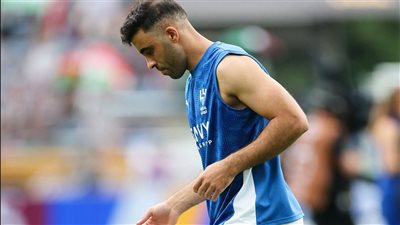 حمدالله يجري عمليات الإحماء لأول مرة بشعار الهلال