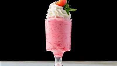 موس الفراولة بالشوكولاتة البيضاء.. حلوى باردة ولذيذة