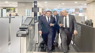 نائب رئيس الوزراء ووزير الطيران يشهدان كفاءة أجهزة إزالة الرجفان القلبى بمطار القاهرة الدولى