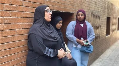 بالدعاء وقراءة القرآن.. أمهات طلاب الثانوية العامة ينتظرن أبناءهن أمام المدارس