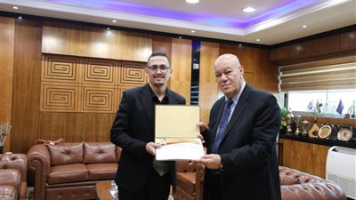 رئيس ميناء القاهرة الجوي يكرم عامل لإخلاصه في العمل