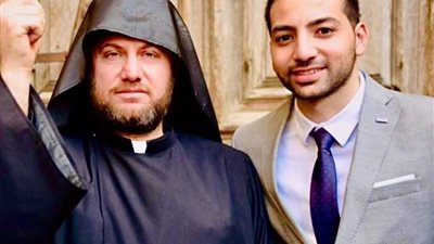  من يد النور إلى يد العهد..  جواد الحسيني يتسلّم مفتاح كنيسة القيامة بثقة تتجدّد عبر الأجيال