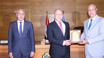 رئيس جامعة سوهاج يشهد حفل تخرج الدفعة 51 من طلاب كلية التربية 