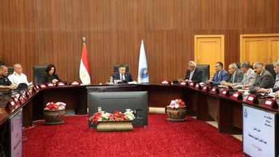 محافظ البحر الأحمر يهدي ذوي الهمم بسفاجا 
