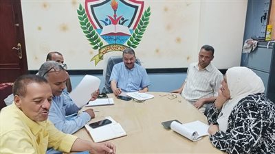 مدير تعليمية نجع حمادي يناقش الاستعدادات لامتحانات الدور الثاني لصفوف النقل بالمدارس