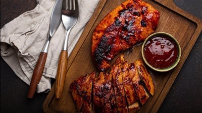 جددي سفرتك وحضري دجاج مشوي بصوص الباربكيو الحلو والحار