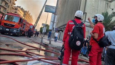 الهلال الأحمر المصري يوجّه فرق الطوارئ إلى حريق سنترال القاهرة