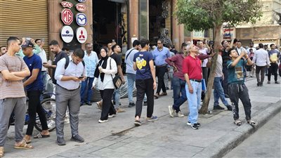 صور.. تجمهر المواطنين أمام موقع حريق مبنى سنترال رمسيس