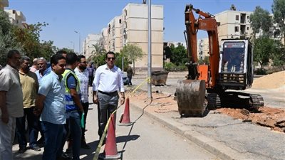 رئيس جهاز العاشر من رمضان يتابع تطوير شبكات المياه والصرف