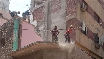 محافظ الجيزة: إزالة عقار آيل للسقوط وداهم الخطورة بحارة سوق الأحد بحي جنوب
