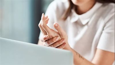 تنميل اليدين.. أسبابه وطرق العلاج والوقاية منه