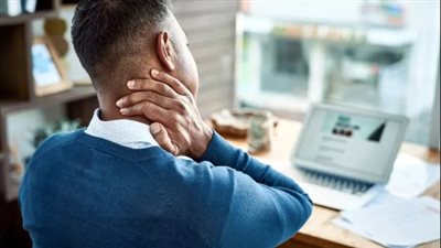 أطباء: ارتفاع معدلات آلام الرقبة بسبب الاستخدام المفرط للهواتف