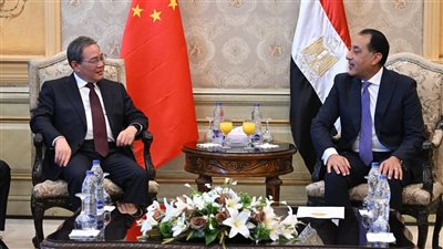 رئيس الوزراء يستقبل رئيس مجلس الدولة الصيني بمطار القاهرة الدولي