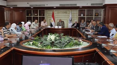 السكرتير العام يعقد اجتماعا بأعضاء لجنة مراجعة التراخيص وإجراءات مواجهة مخالفات البناء  