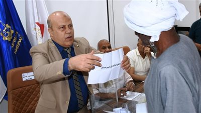 أسوان تجري قرعة علنية لتوزيع 10 سيارات ميكروباص على خط المحطة/ خطارة 