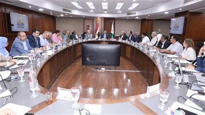 محافظ الجيزة يناقش خطط تطوير المناطق الصناعية ويشدد علي تهيئة مناخ جاذب للاستثمار