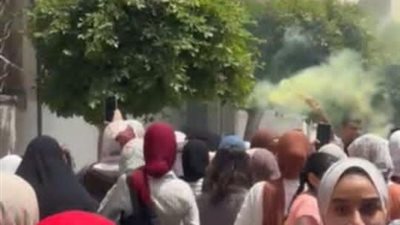 احتفالات طلاب الثانوية العامة بانتهاء الامتحانات بالإسكندرية بالصواريخ والبالونات والورود