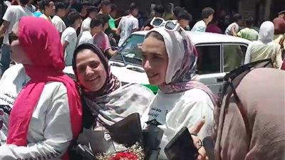 طلاب الثانوية العامة بالبحيرة يعبرون عن فرحتهم بانتهاء الامتحانات بالزغاريد والطبل