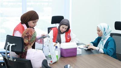 حملة لفحص الأمراض المزمنة والكشف المبكر عن الاعتلال الكلوي للعاملين بالوزارة والحي الحكومي