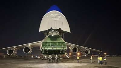 وصول طائرتي أنتونوف عملاقتين لنقل أذرع شحن بمطار القاهرة (صور)