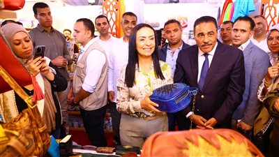 وزيرة التضامن تتفقد أروقة معرض 