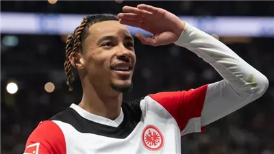 صراع ثلاثي من كبار البريميرليج على ضم مهاجم أينتراخت فرانكفورت 