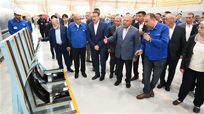  وزير الصناعة والنقل يفتتح مصنعًا لإنتاج الزجاج الهندسي ويضع حجر الأساس لمصنع جديد لإنتاج ثلاجات وديب فريزر 