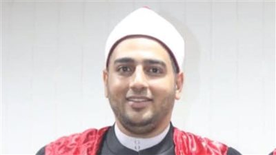 مدرس شريعة إسلامية: تقبيل يد أهل العلم إكرام وواجب وليس جديدا