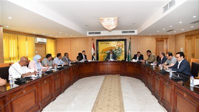 محافظ الفيوم يتابع الخطوات التنفيذية لمشروعات الخطة الاستثمارية للعام المالي الجديد 