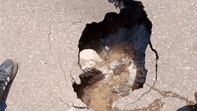 هبوط أرضي بطريق البر الشرقي بتلا.. وتحرك عاجل من المحليات بالمنوفية| صور