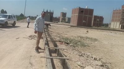 متابعة أعمال الرصف بطريق الدائري عاشور بأبوالمطامير 